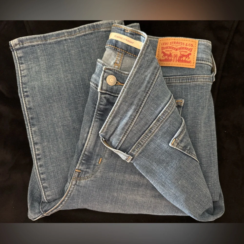 Levi Strauss Women's Classic Straight Jeans - Medium Wash - Size 12 - Picture 4 of 6